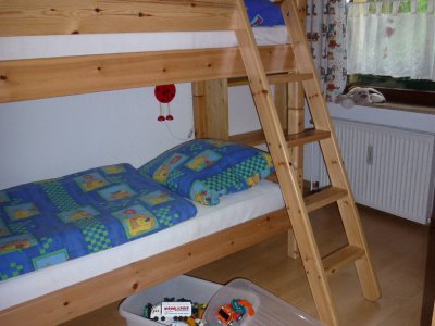Kinderzimmer mit Etagenbett und Spielzeug