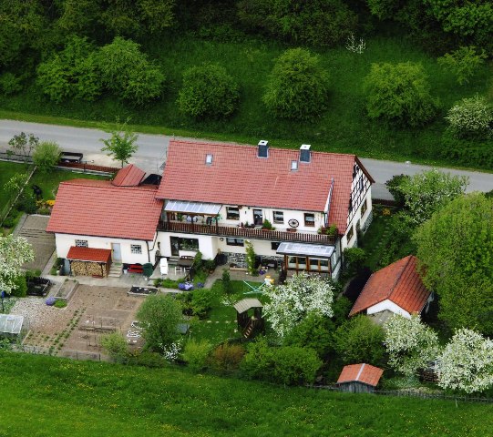 Luchtfoto van Haus Kleine met tuin aan de achterzijde