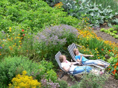 Gemütliches Sitzen zwischen Blumen im Garten